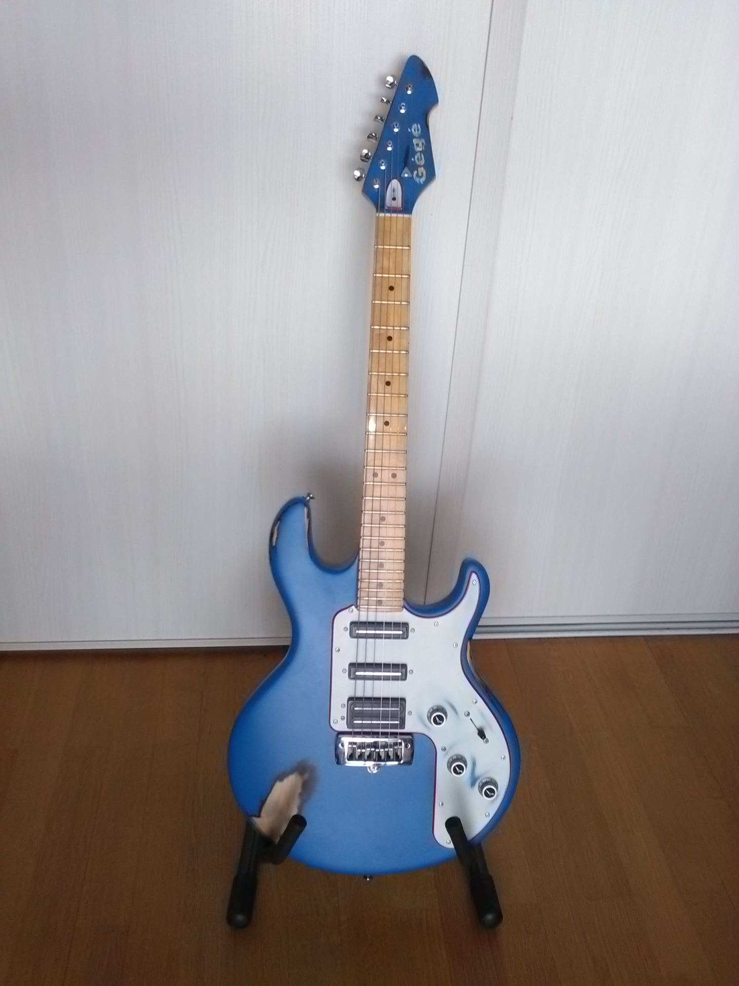 Guitare bleue
