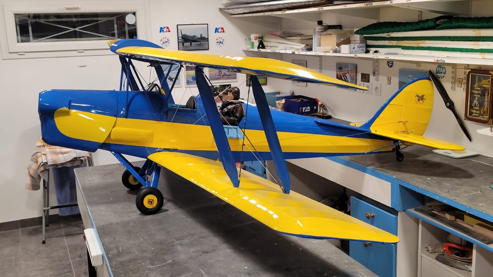 Modele avion planeur bleu et jaune